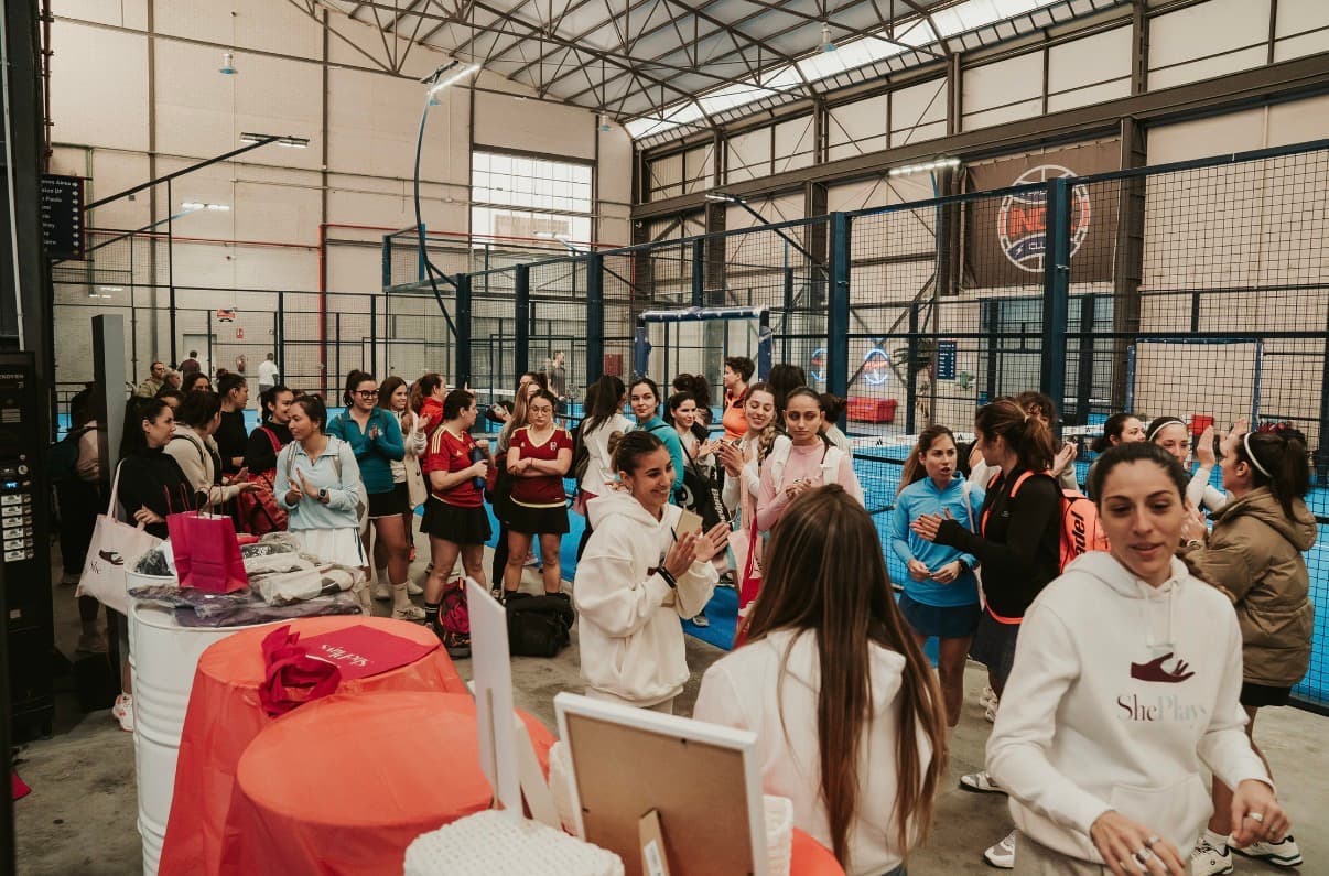 Jugadoras ShePlays reunidas en un pozo