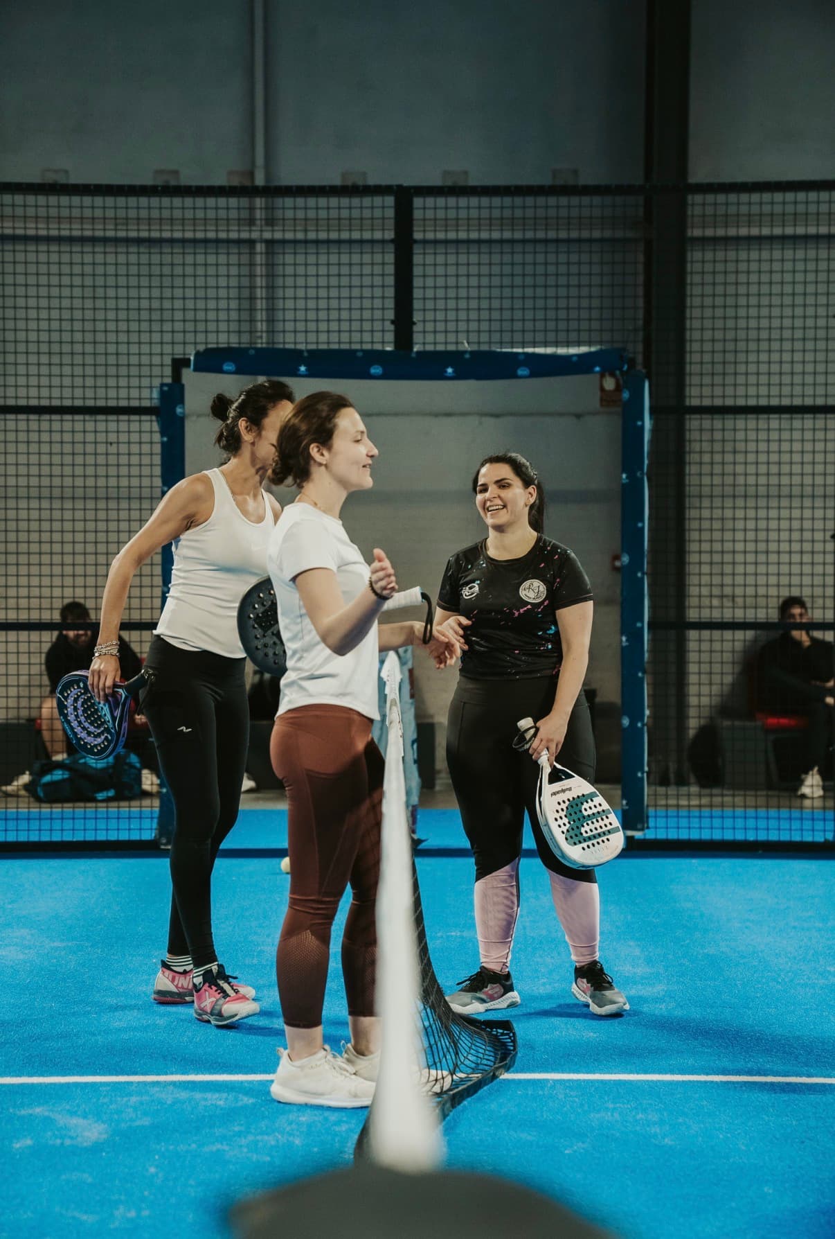 Jugadoras charlando junto a la red