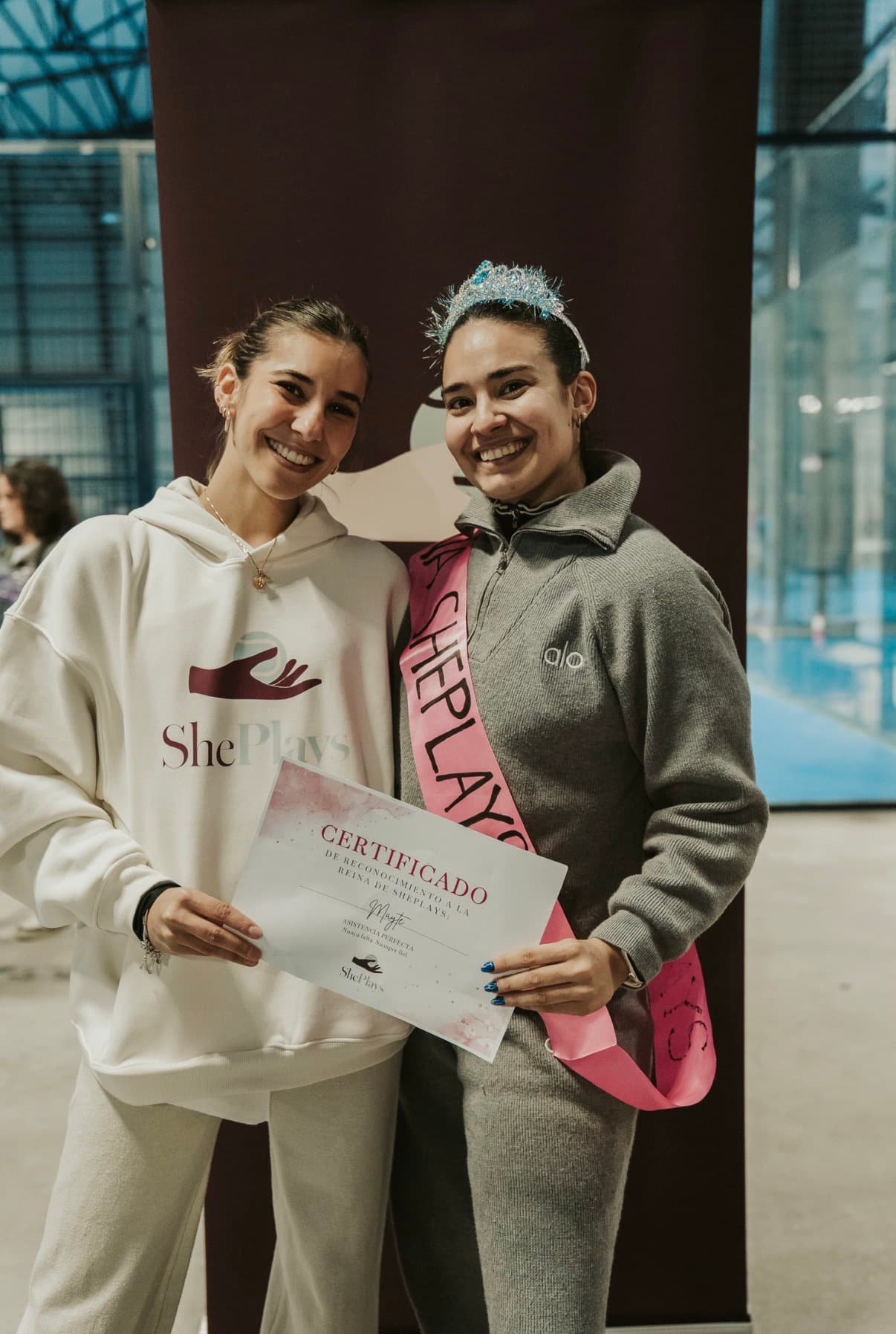 Dos jugadoras con el certificado de ShePlays